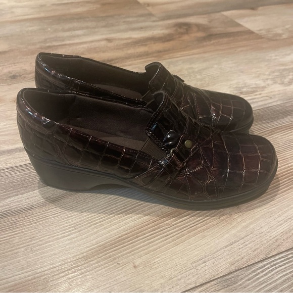 Clarks Bendable Loafers Alligator Patent Women's Slip On Shoes Brown Size 8M - Picture 3 of 6